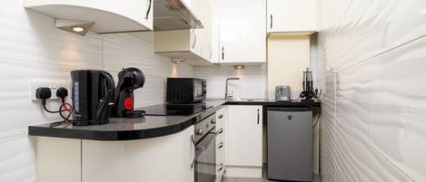 Réfrigérateur, micro-ondes, cafetiÚre/bouilloire, bouilloire électrique
