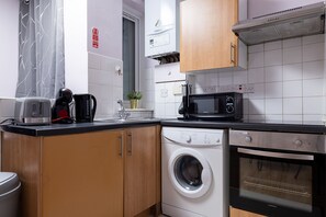 Refrigerador, microondas, horno y cafetera y tetera