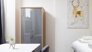 1 chambre, fer et planche à repasser, accès au Wi-Fi (inclus)