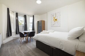 1 室のベッドルーム、アイロン / アイロン台、WiFi (無料)、ベッドシーツ