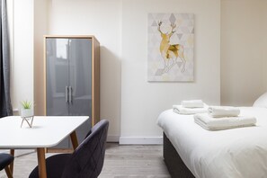 1 室のベッドルーム、アイロン / アイロン台、WiFi (無料)、ベッドシーツ