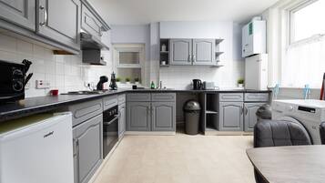 Een koelkast, een microgolfoven, een broodrooster