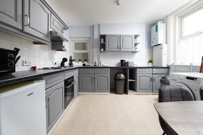 Een koelkast, een microgolfoven, een broodrooster