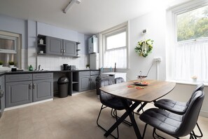 Kühlschrank, Mikrowelle, Herdplatte, Toaster