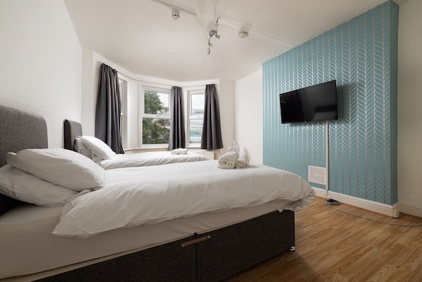 2 bedrooms, iron/ironing board, free WiFi, bed sheets