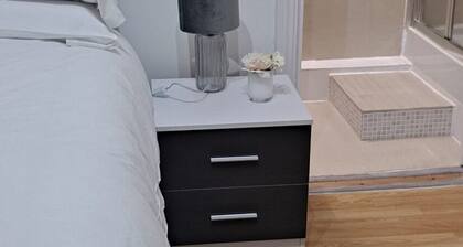 Shepherd's Bush 5 refurbished en suite room for 2 people