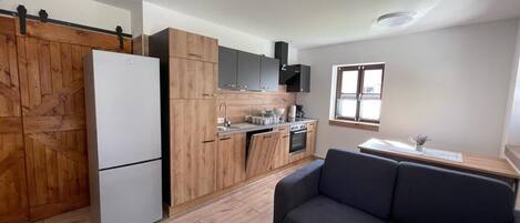 ثلاجة، فرن، موقد طهي مسطح، غسالة أطباق