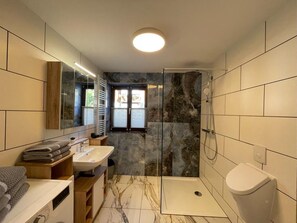 Dusche, Haartrockner, Handtücher, Toilettenpapier