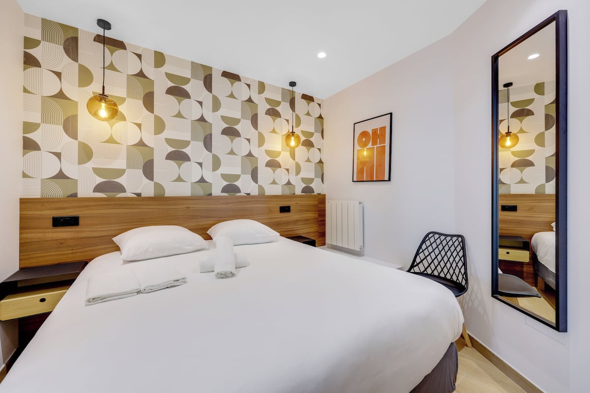 Deluxe Suite | Iron/ironing board (on request), WiFi (free), bed sheets