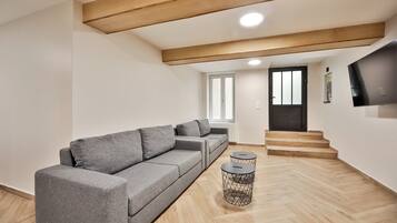 Comfort Room (49 F) | Living area | Flat-screen TV