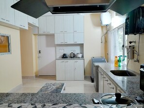 Private kitchen - Peaceful and elegant Room in an apartment (Kolkata)
