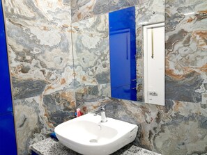 Hair dryer, towels, soap, toilet paper - Peaceful and elegant Room in an apartment (Kolkata)