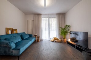 Apartment | Living area - New Soho 13- Top Center Black & White (Sofia)