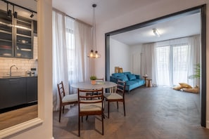 Apartment | Living area - New Soho 13- Top Center Black & White (Sofia)