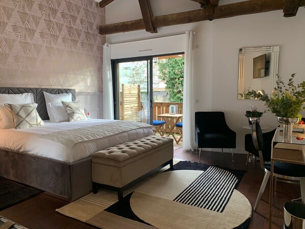 Deluxe Room | 1 bedroom, in-room safe, free WiFi