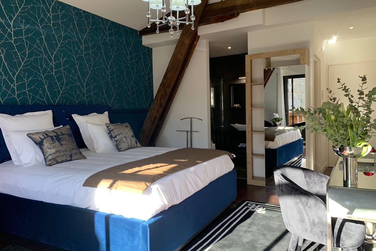 Un dormitorio moderno con una cama grande, un escritorio y una silla.