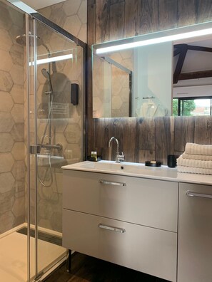 Habitación Deluxe | Baño | Amenidades de baño gratuitas, secadora de cabello, batas, pantuflas 