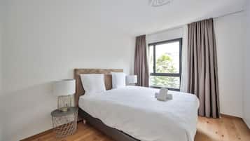 Deluxe Apartment | Blackout drapes, soundproofing, iron/ironing board, WiFi (free)