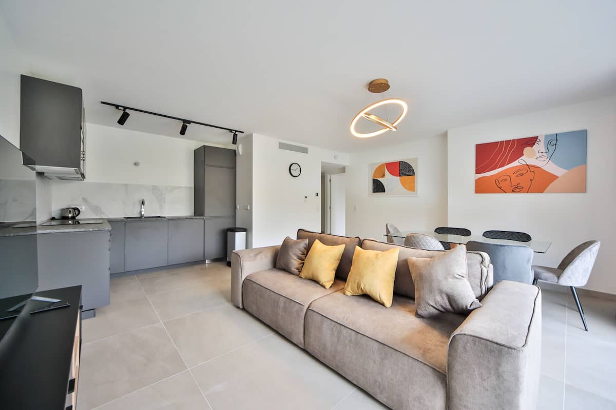 Apartment, Private Bathroom | Restaurant