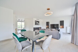 Deluxe Apartment, Balcony | Lounge - Blue Night International 69 (Saint-Maur-des-Fosses)