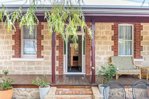 Fabulous 2BR close to the heart of East Fremantle - walk to the river