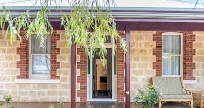 Fabulous 2BR close to the heart of East Fremantle - walk to the river