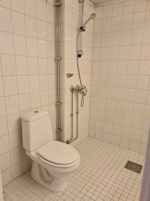 Departamento urbano | Baño | Regadera, secadora de cabello, toallas, jabón 