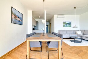 Apartamento luxo, vista para o mar | Área de estar | TV LCD