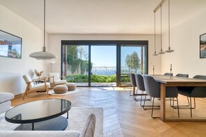 Deluxe Apartment, Sea View | Living area