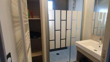SĂšche-cheveux, savon, papier toilette