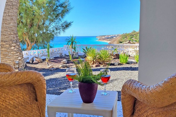 Terrasse mit verschiedenen Sitzmöglichkeiten, Meerblick, Garten