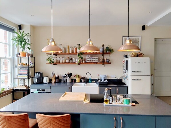 Fridge, microwave, oven, stovetop - Urban Sanctuary in Stepney Green (London)