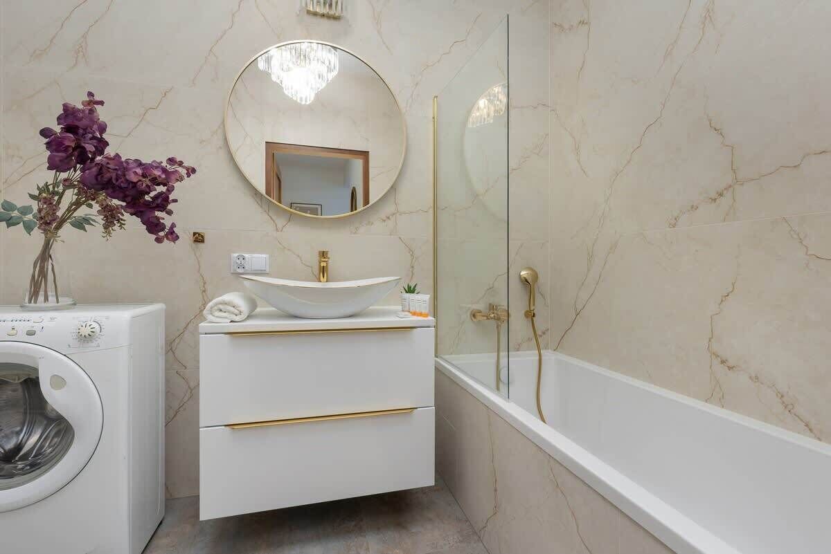 Een douche, shampoo