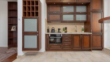 Réfrigérateur, four à micro-ondes, surface de cuisson, lave-vaisselle