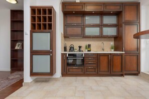 Refrigerador, microondas, placa de cocina, lavavajillas