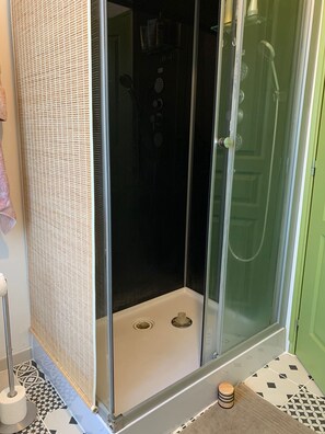 Dusche, Haartrockner, Seife, Shampoo