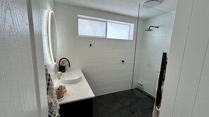 Shower, hair dryer, towels, soap - "Coriden" secluded apartment nestled in the bush (Wallsend)