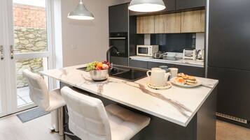 Kühlschrank, Geschirrspüler, Wasserkocher, Toaster