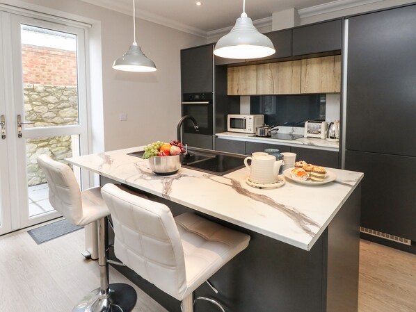 Fridge, dishwasher, electric kettle, toaster - 3 Compass Point (Weymouth)