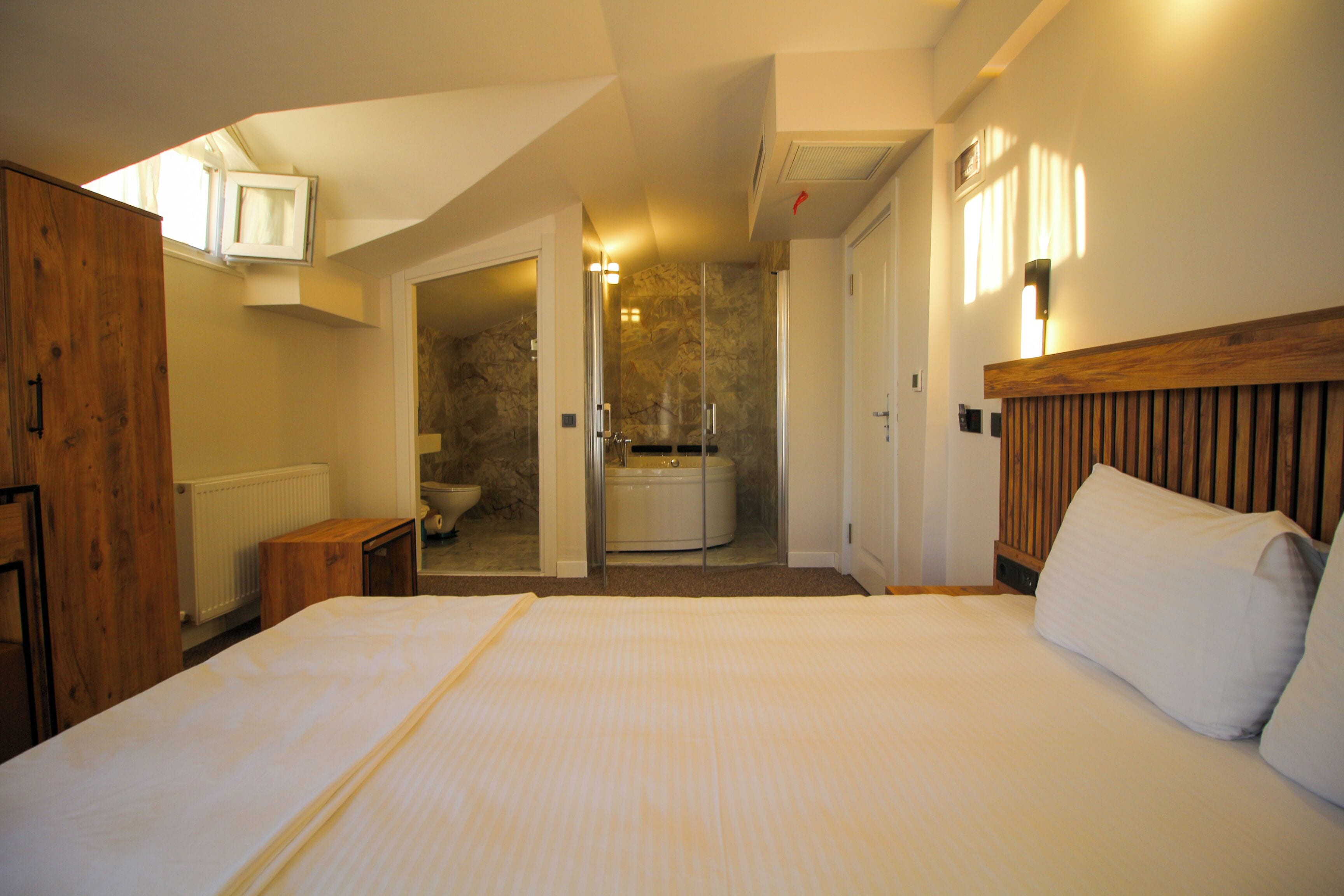 King Room with Spa Bath | Soundproofing, free WiFi, bed sheets, wheelchair access
