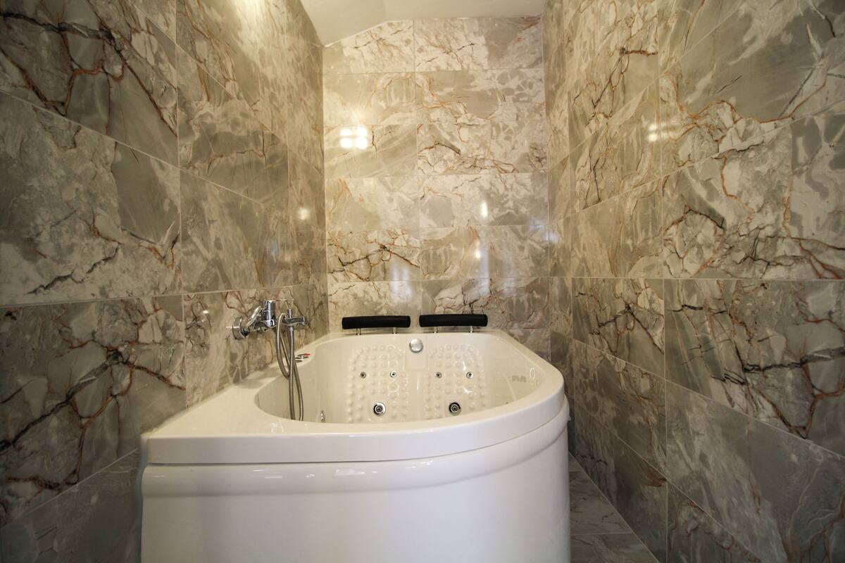 king room with spa bath | private spa tub