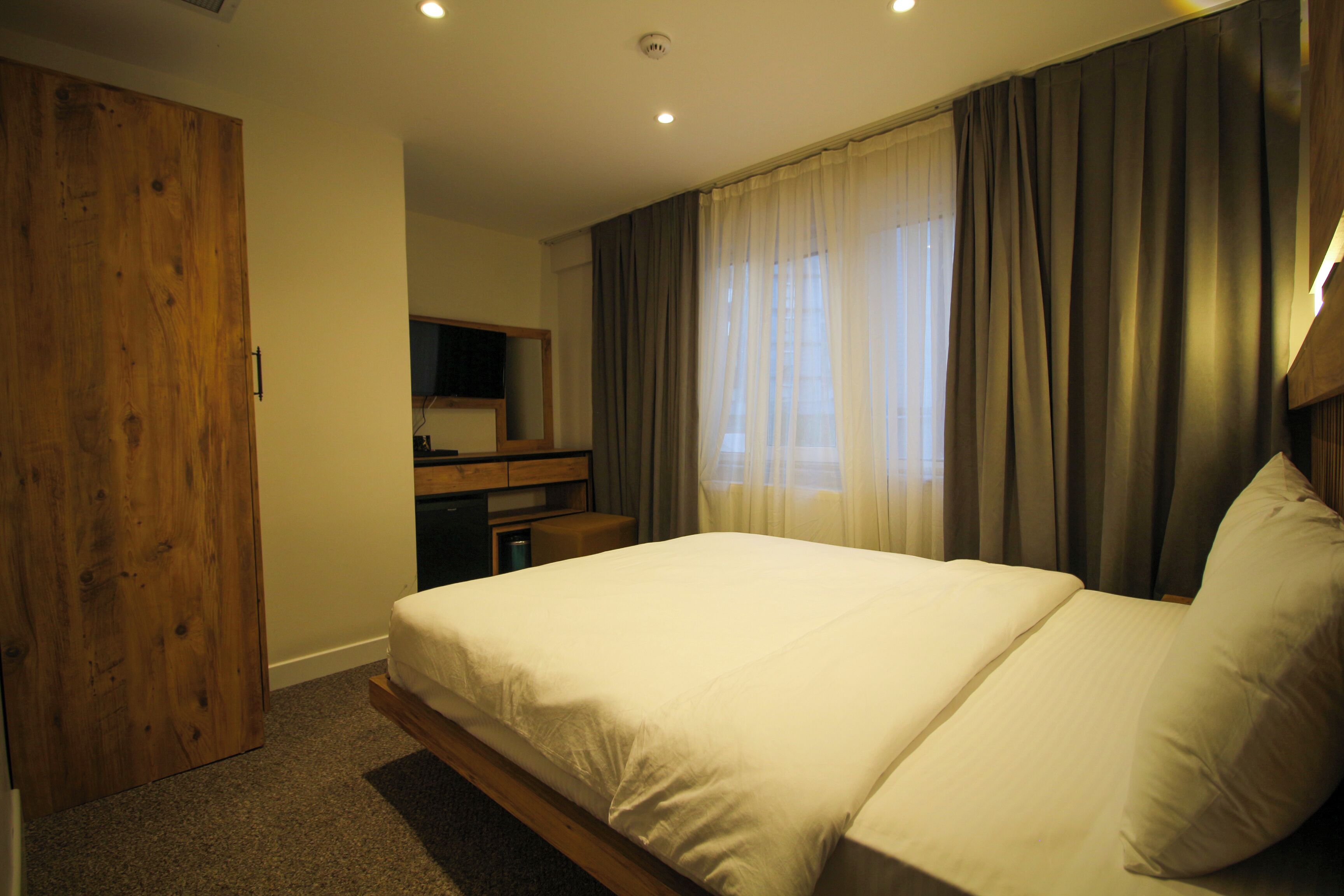 double room with balcony | 1 bedroom, soundproofing, free wifi, bed sheets