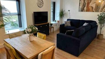 Apartment, 1 Queen Bed | Living area
