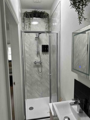 Apartment, 1 Queen Bed | Bathroom | Shower, hair dryer, towels