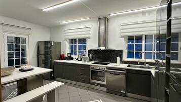 Geladeira, micro-ondas, fogão, lava-louças