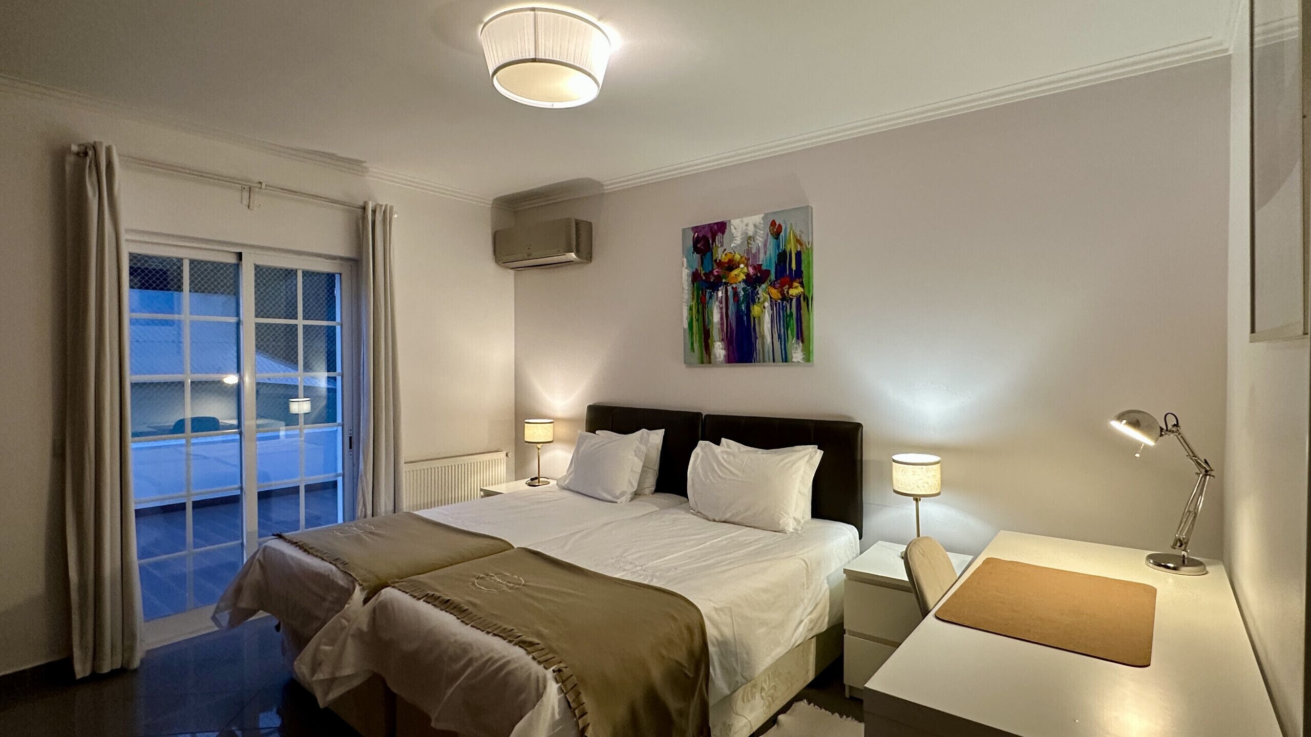 5 quartos, ferros/tábuas de passar roupa, berço de viagem