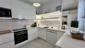 Kühlschrank, Mikrowelle, Ofen, Herdplatte