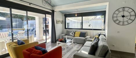 Una sala moderna con un conjunto de sofá, una mesa de centro y un ventanal con vistas.