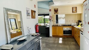 Een koelkast, een microgolfoven, een oven, een vaatwasser