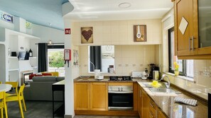 Een koelkast, een microgolfoven, een oven, een vaatwasser